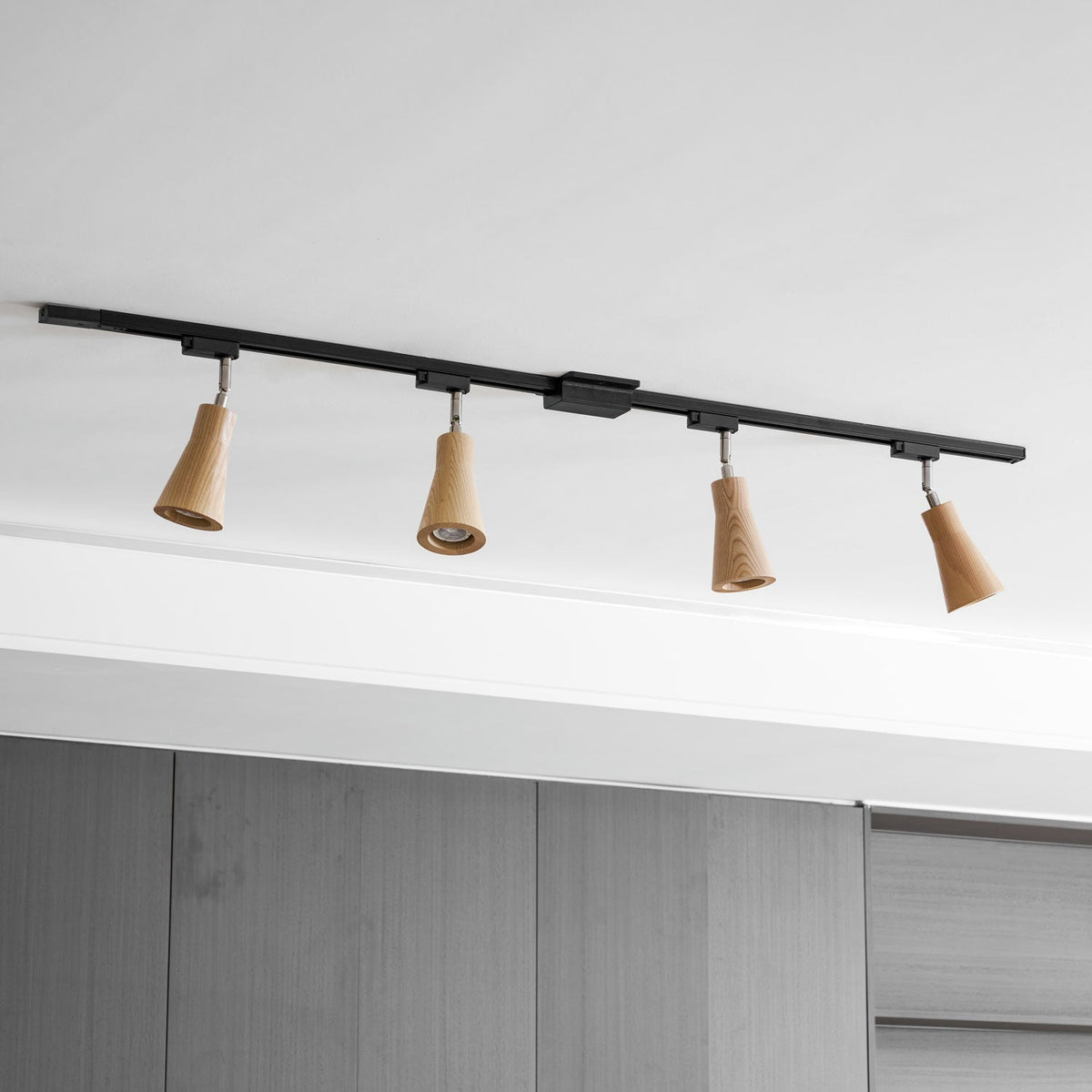 Deckenlampe mit Holz-Spots