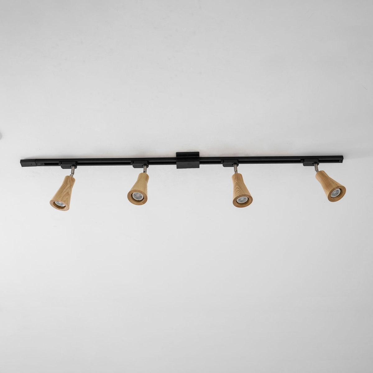 Deckenlampe mit Holz-Spots