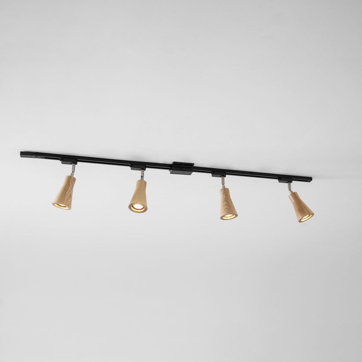 Deckenlampe mit Holz-Spots