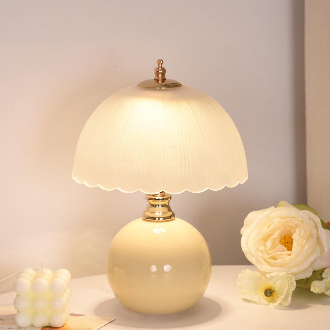 Tischlampe mit Glasschirm