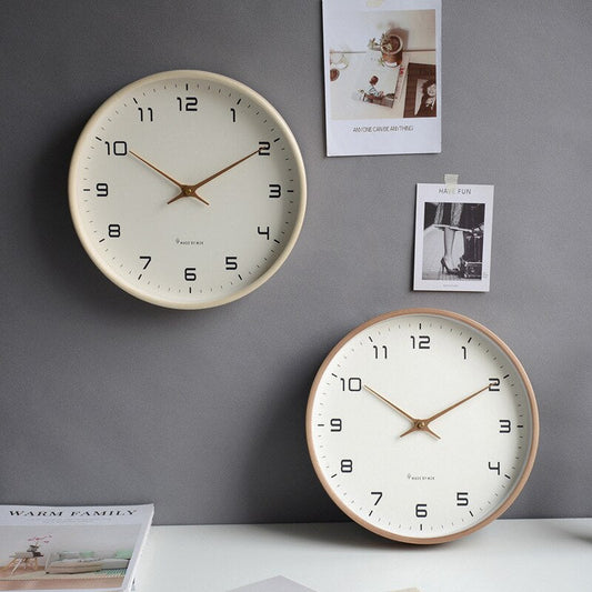 Runde analoge Wanduhr mit Rahmen in Holzoptik | Für Wohnzimmer und Büro